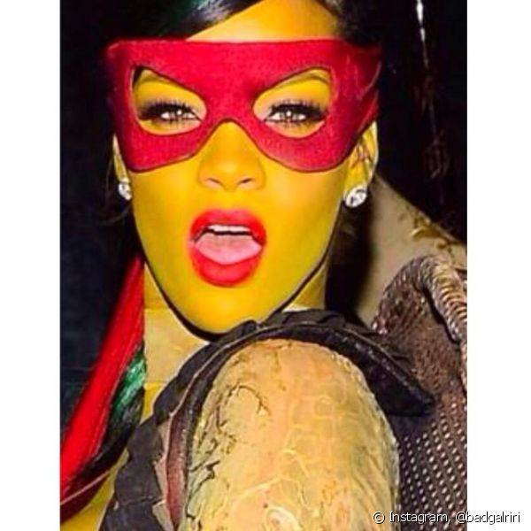 Para ser uma Tartaruga Ninja por uma noite Rihanna investiu no batom vermelho e no traço de delineador preto
